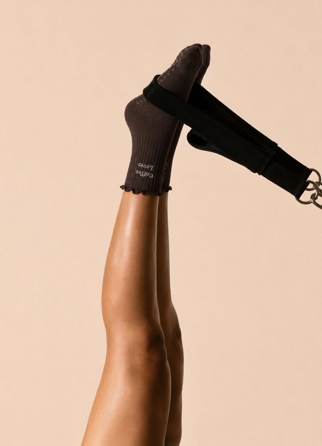 braune Pilates Socken in Schlaufe