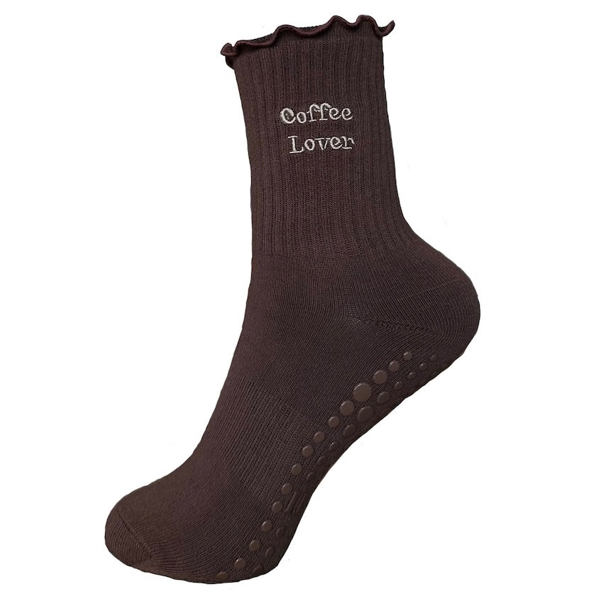 braune Pilates Socken mit dem Schriftzug "Coffee Lover"