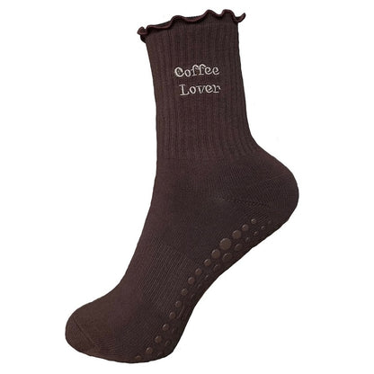 braune Pilates Socken mit dem Schriftzug "Coffee Lover"