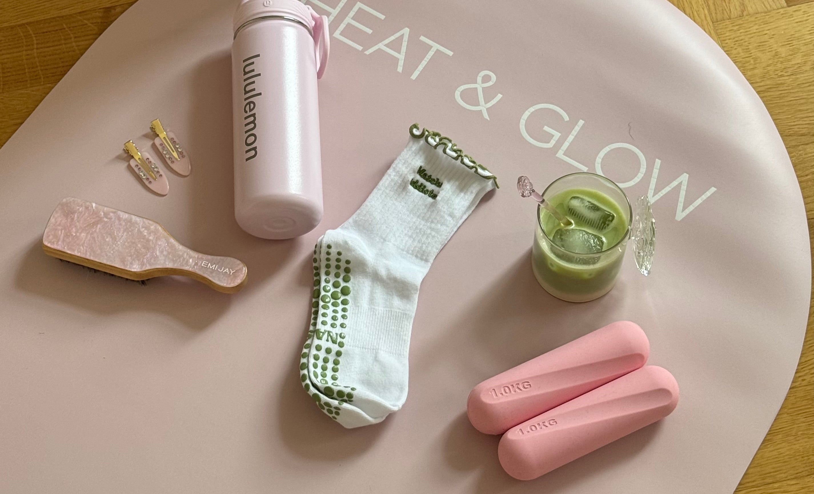 Matcha Pilates Socken auf der Matte bei einem Workout
