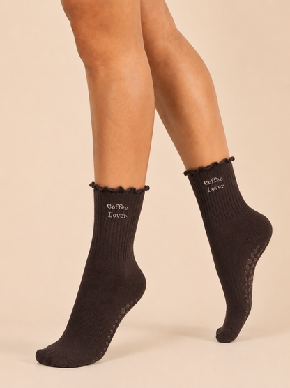 braune Pilates Socken auf Zehenspitzen