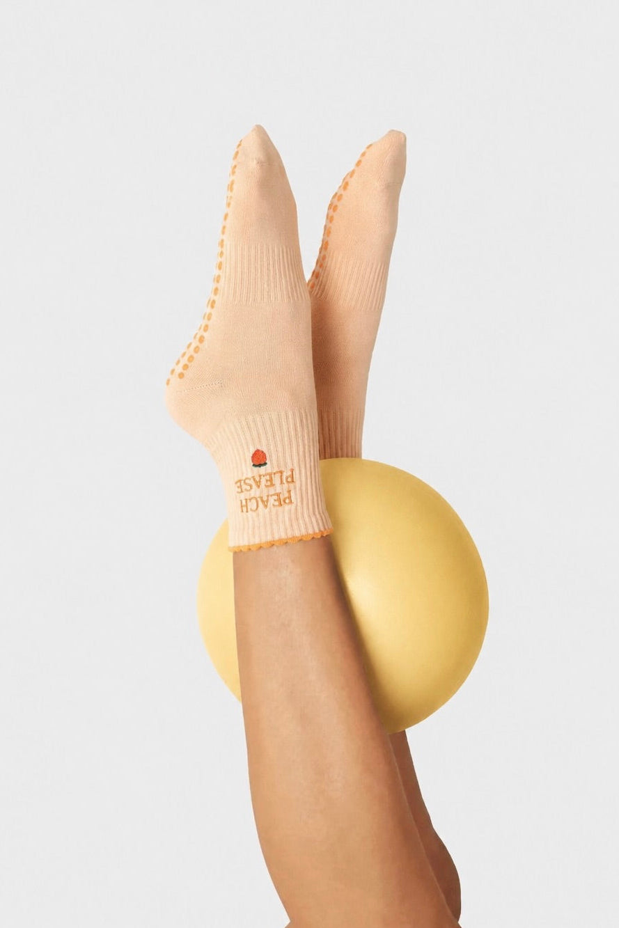 Pilates Socken mit Ball zwischen den Beinen
