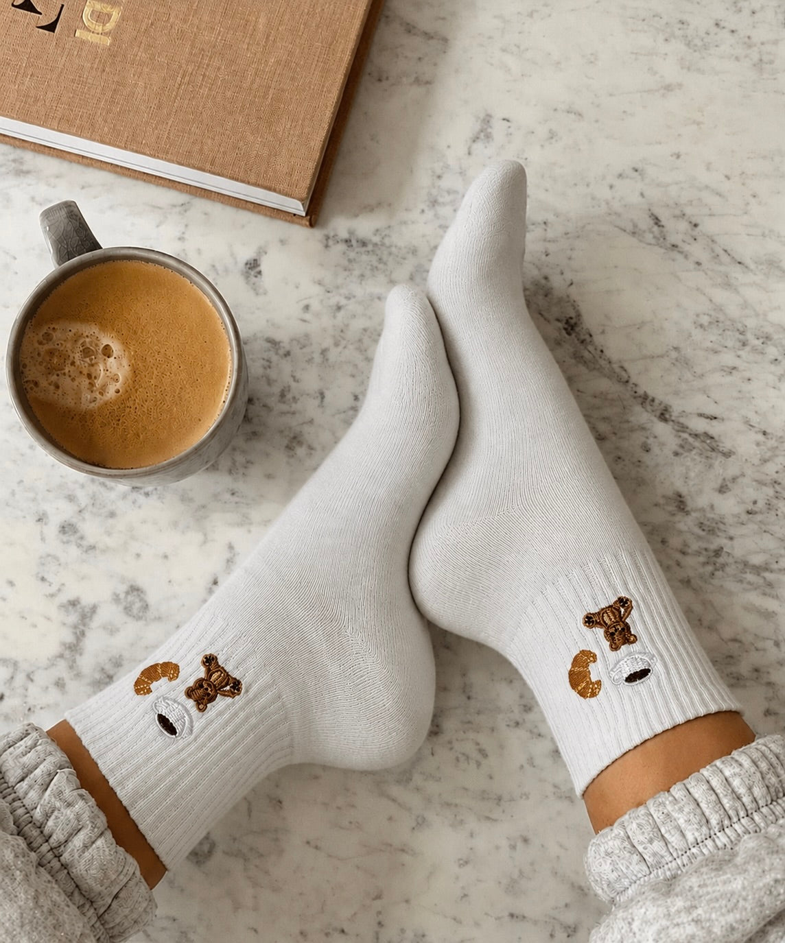 weiße Pilates Socken und Kaffee